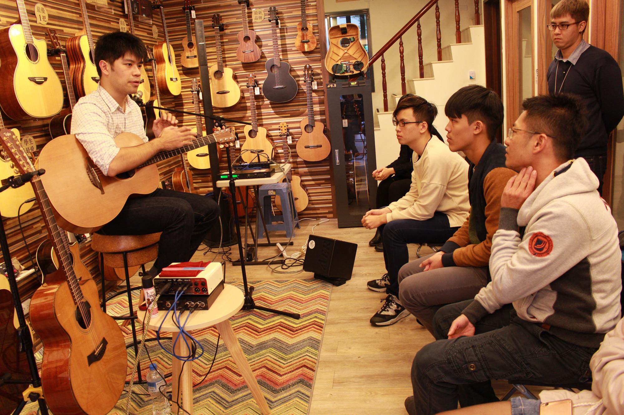 台灣知名吉他演奏家潘世程來陸比音樂分享吉他音樂側拍