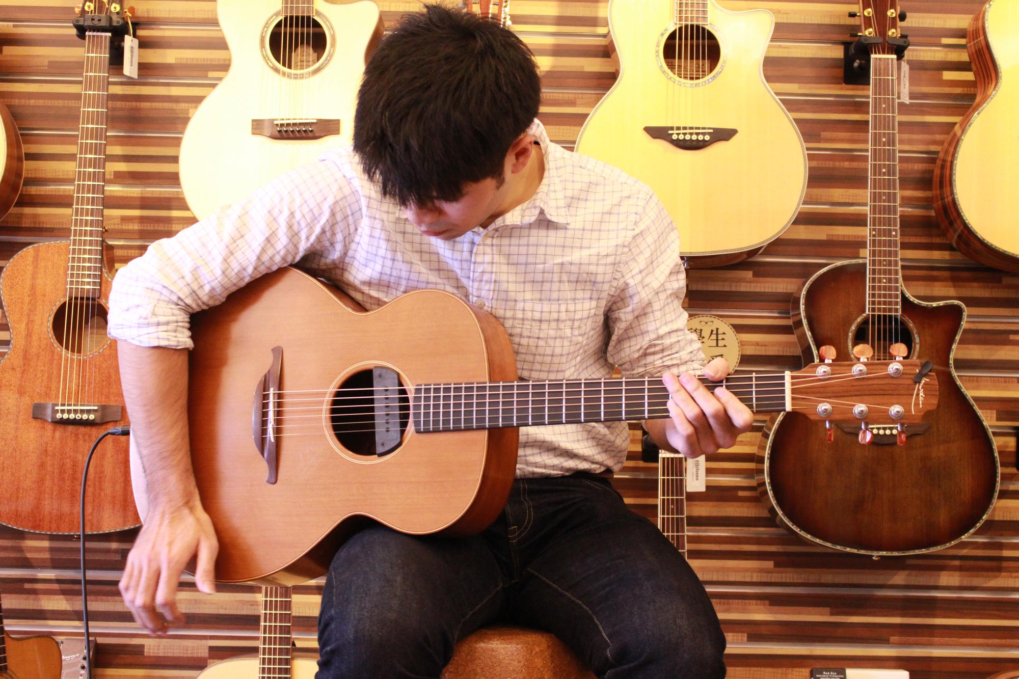 台灣知名吉他演奏家潘世程來陸比音樂分享吉他音樂側拍