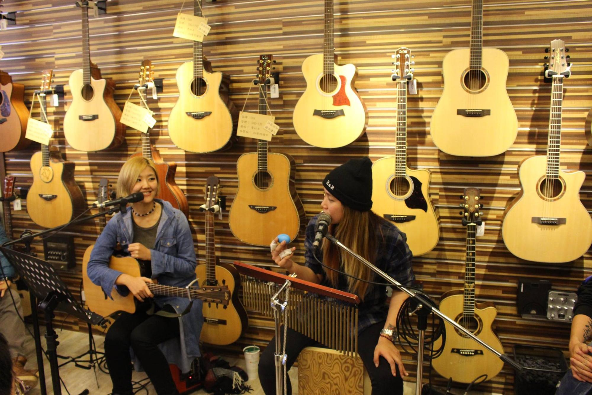 台灣知名創作歌手安妮塔克來陸比音樂分享音樂創作，木箱鼓與吉他搭配