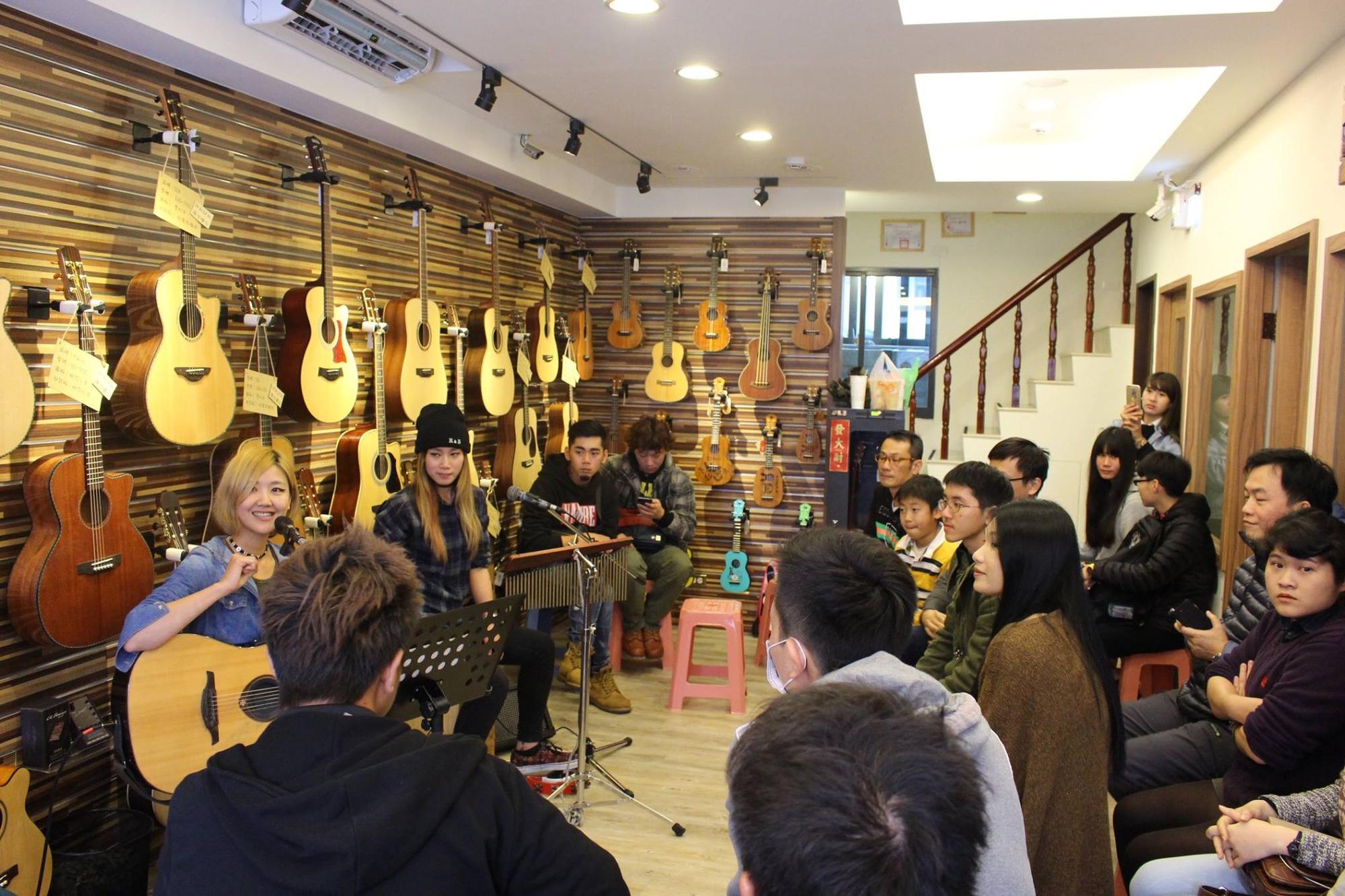 台灣知名創作歌手安妮塔克來陸比音樂分享音樂創作，木箱鼓與吉他搭配