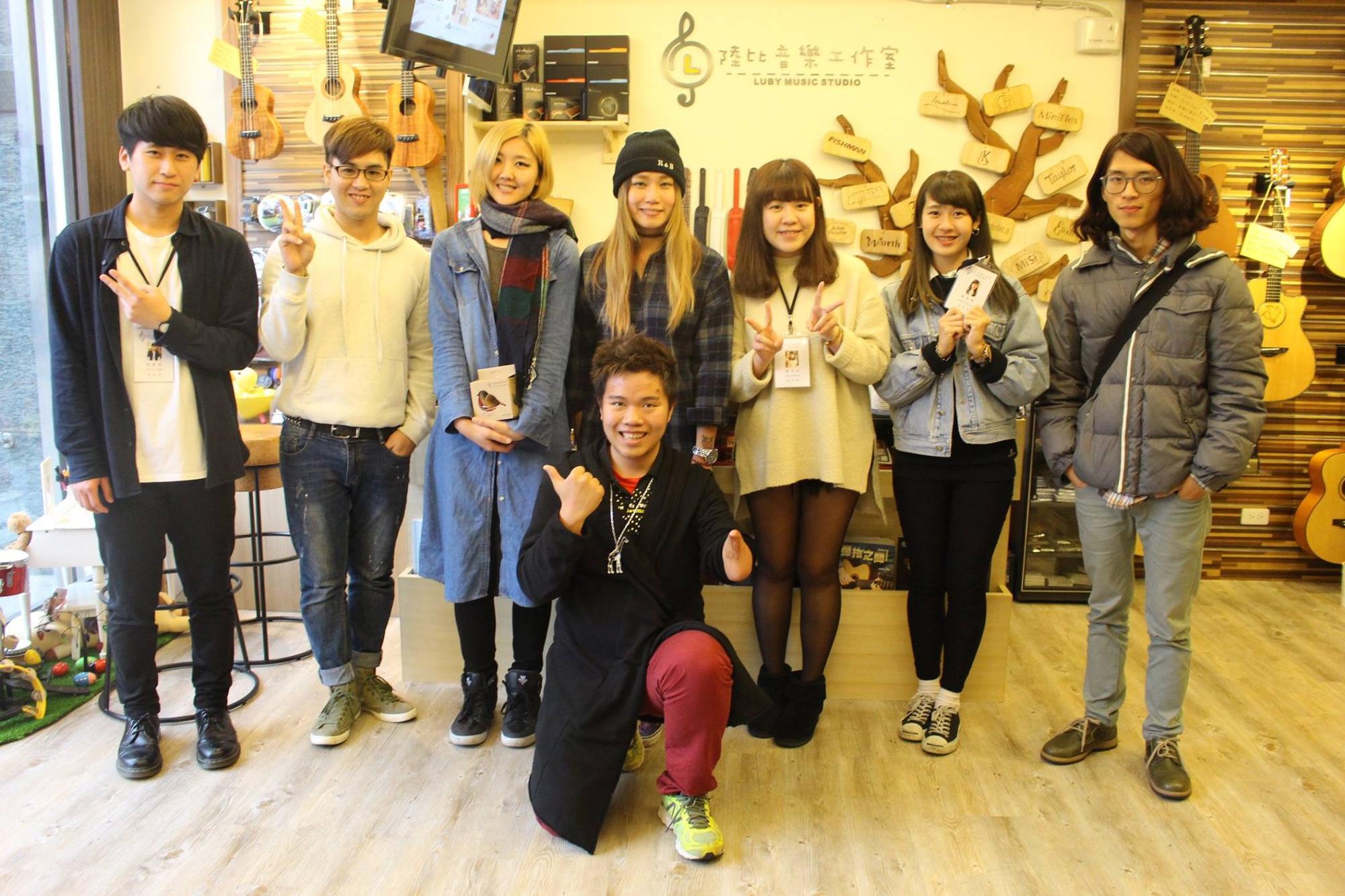 台灣知名創作歌手安妮塔克來陸比音樂分享音樂創作，木箱鼓與吉他搭配-大合照