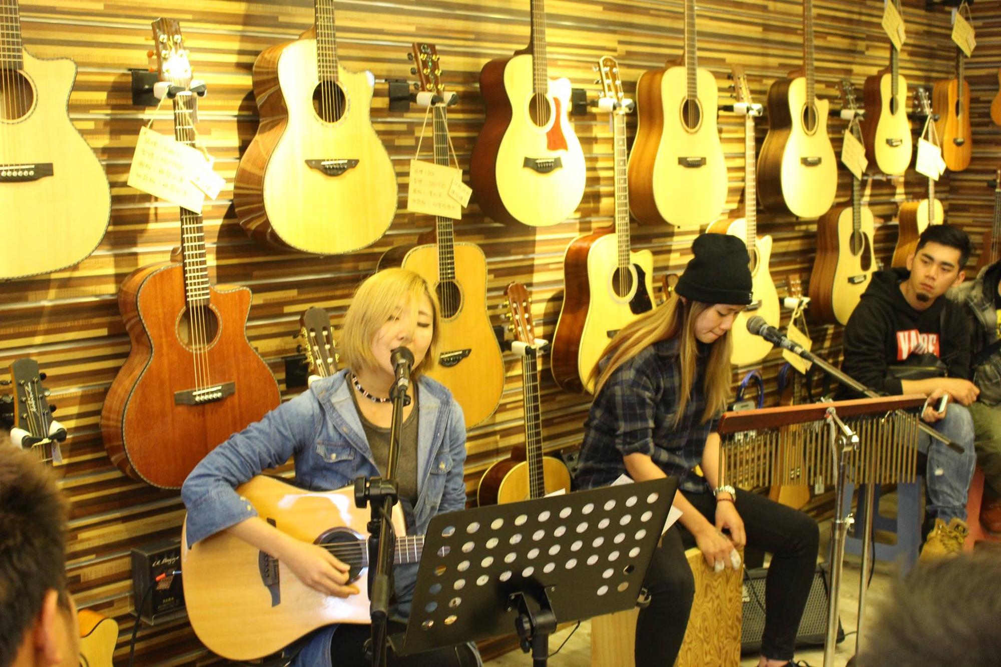 台灣知名創作歌手安妮塔克來陸比音樂分享音樂創作，木箱鼓與吉他搭配