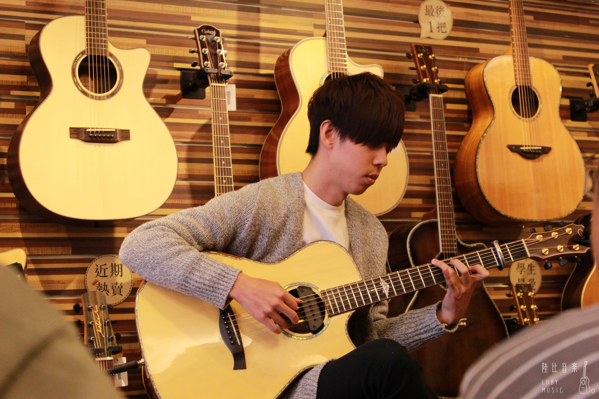 台灣知名吉他演奏家吳勝揚來陸比音樂分享吉他音樂側拍