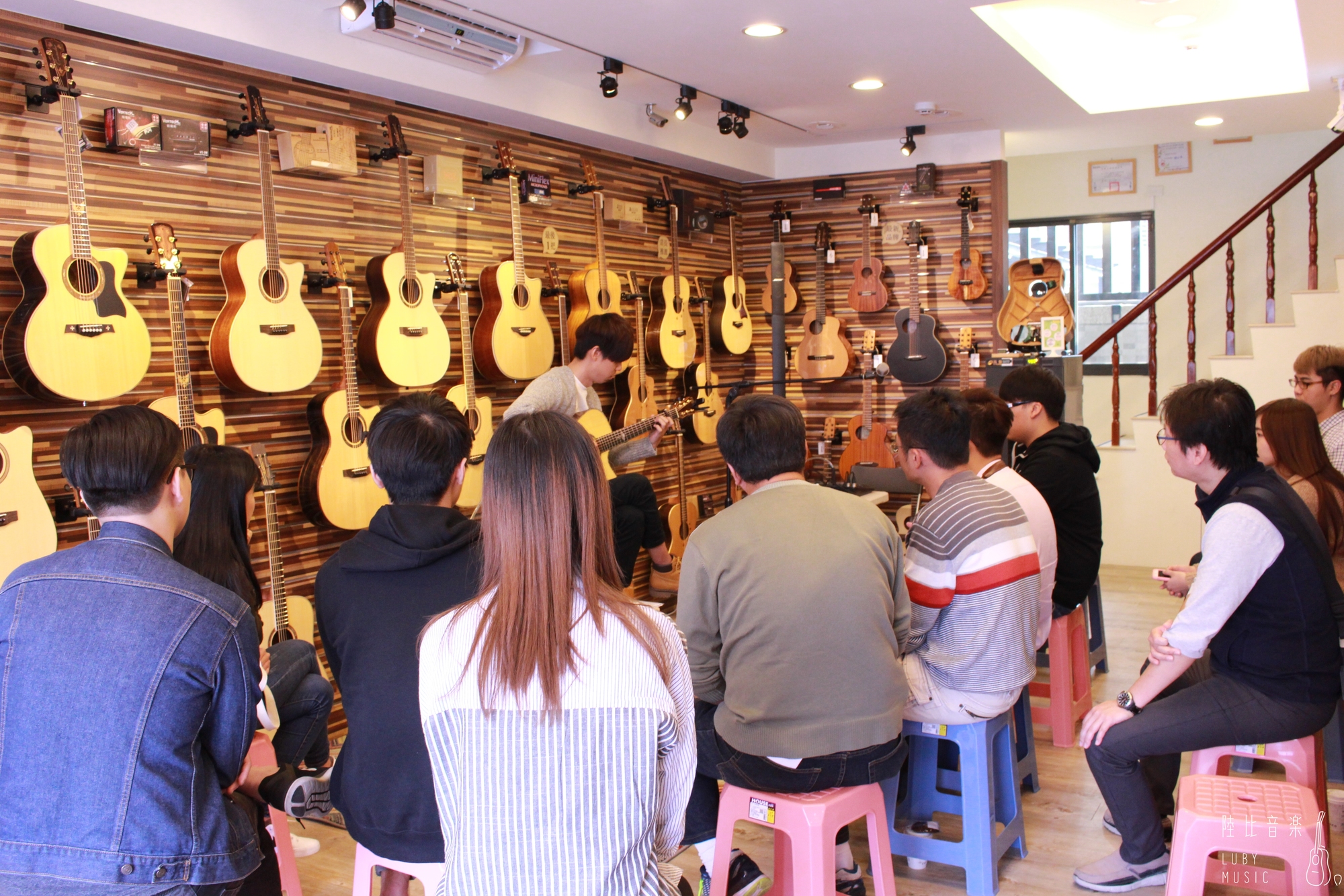 台灣知名吉他演奏家吳勝揚來陸比音樂分享吉他音樂側拍