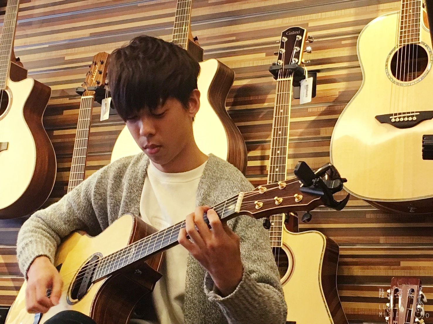 台灣知名吉他演奏家吳勝揚來陸比音樂分享吉他音樂側拍