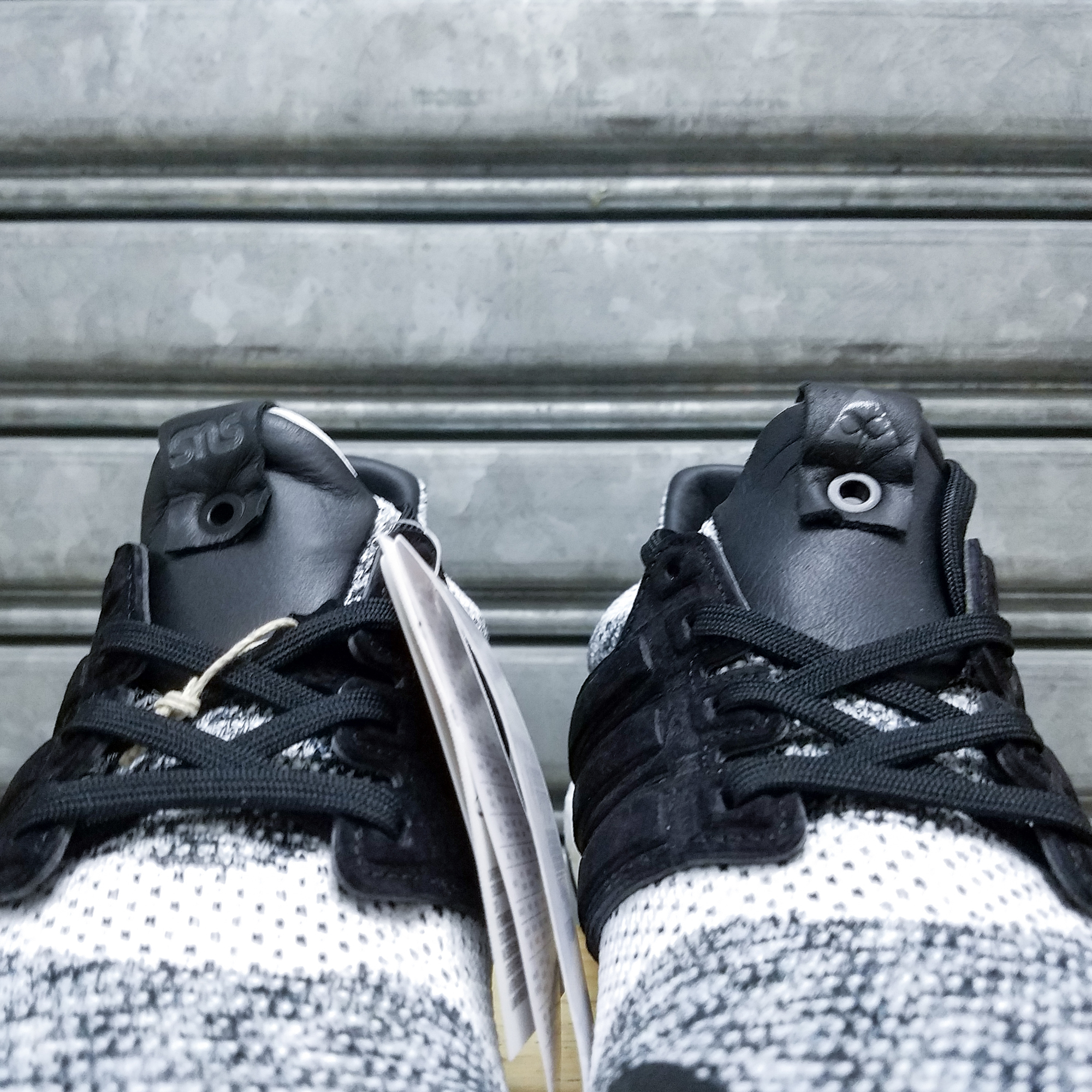 sns social status ultra boost