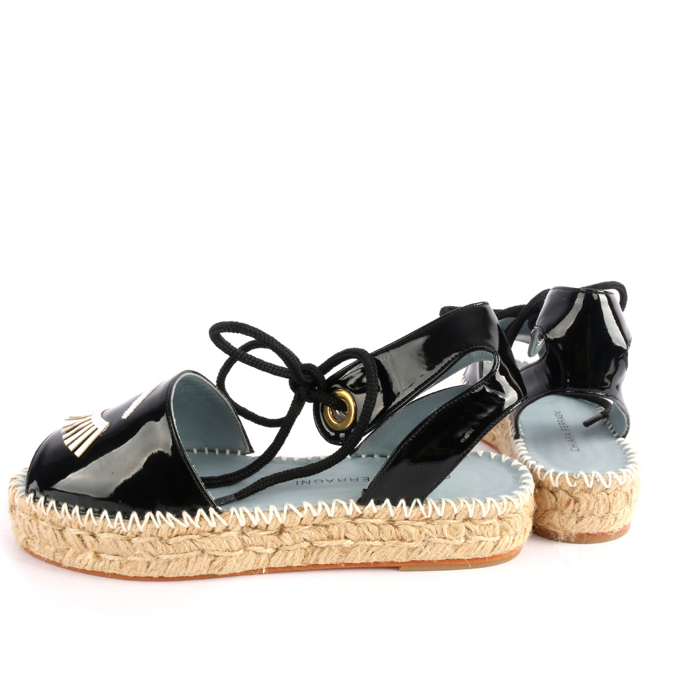 【CHIARA FERRAGNI】漆皮白色眼睛草編涼鞋