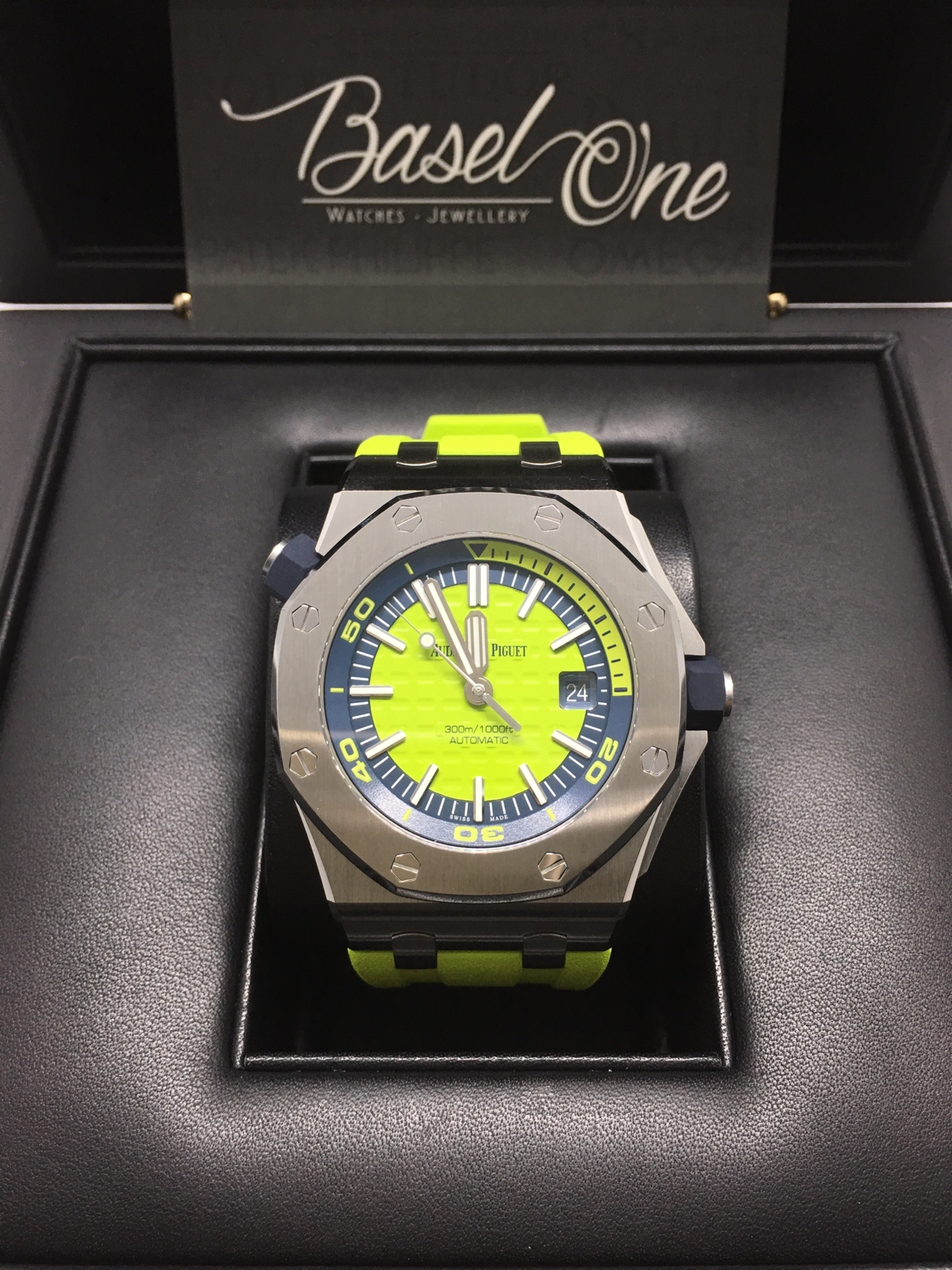 DISCONTINUED BRAND NEW AUDEMARS PIGUET 15710st GREEN RUBBER STRAP ROYAL OAK OFFSHORE DIVER GREEN LIMITED EDITION BOUTIQUES VERSION