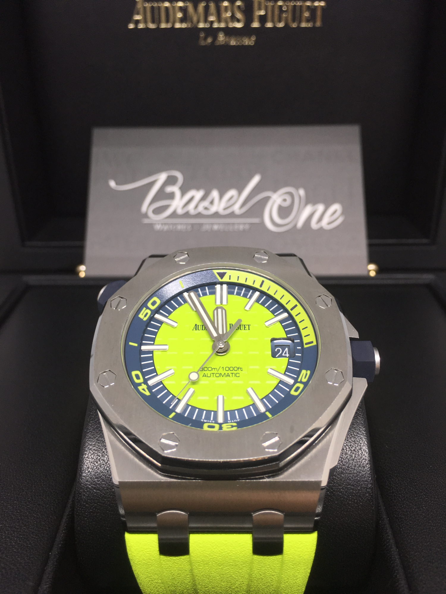 DISCONTINUED BRAND NEW AUDEMARS PIGUET 15710st GREEN RUBBER STRAP ROYAL OAK OFFSHORE DIVER GREEN LIMITED EDITION BOUTIQUES VERSION