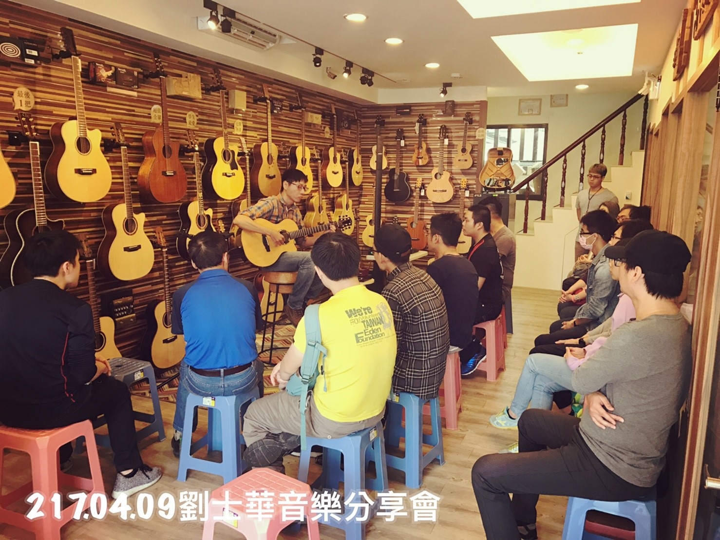 台灣知名演奏家劉士華來陸比音樂分享吉他音樂側拍