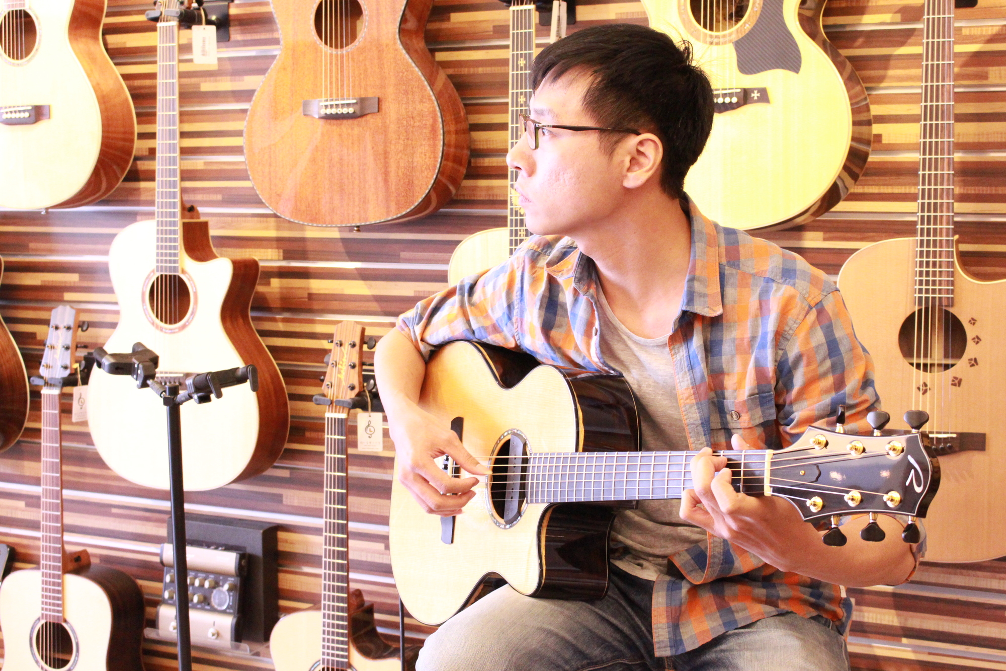 台灣知名演奏家劉士華來陸比音樂分享吉他音樂側拍