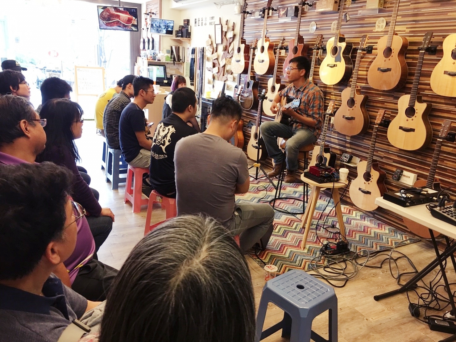 台灣知名演奏家劉士華來陸比音樂分享吉他音樂側拍