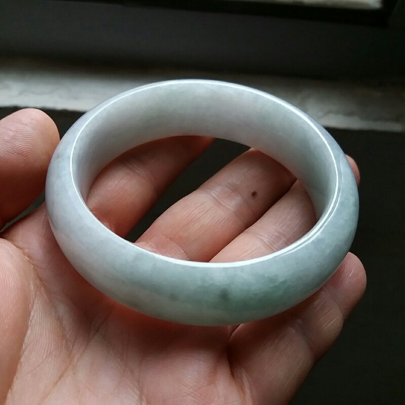 J395 糯淺綠寬版玉鐲 58.5mm (1.56)