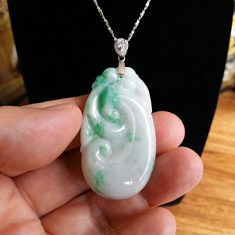 J371 冰糯白底青玉如意吊墜