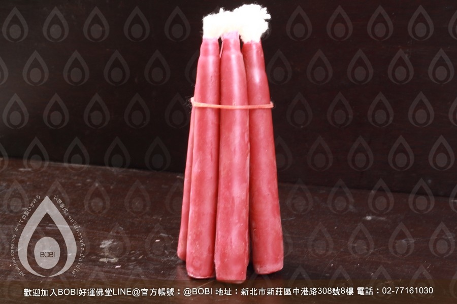 七日催財蠟燭移除外層紙張後的商品實拍,可見紅色手工燭身與白色燭芯