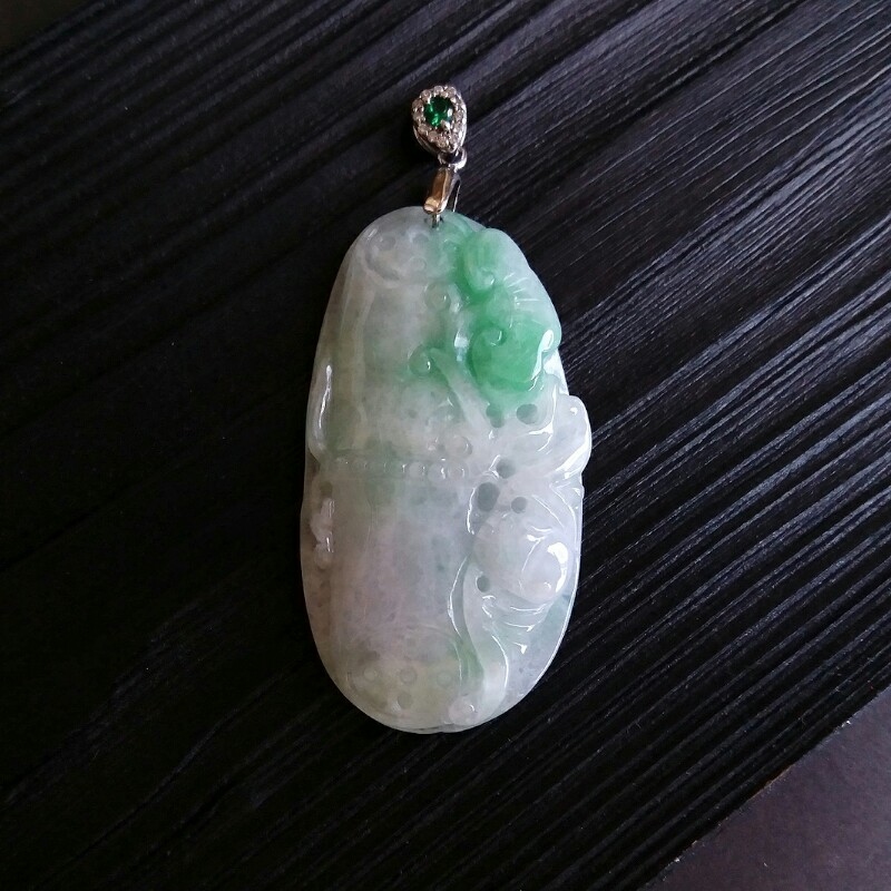 J127 冰白底飄陽綠福如意吊墜