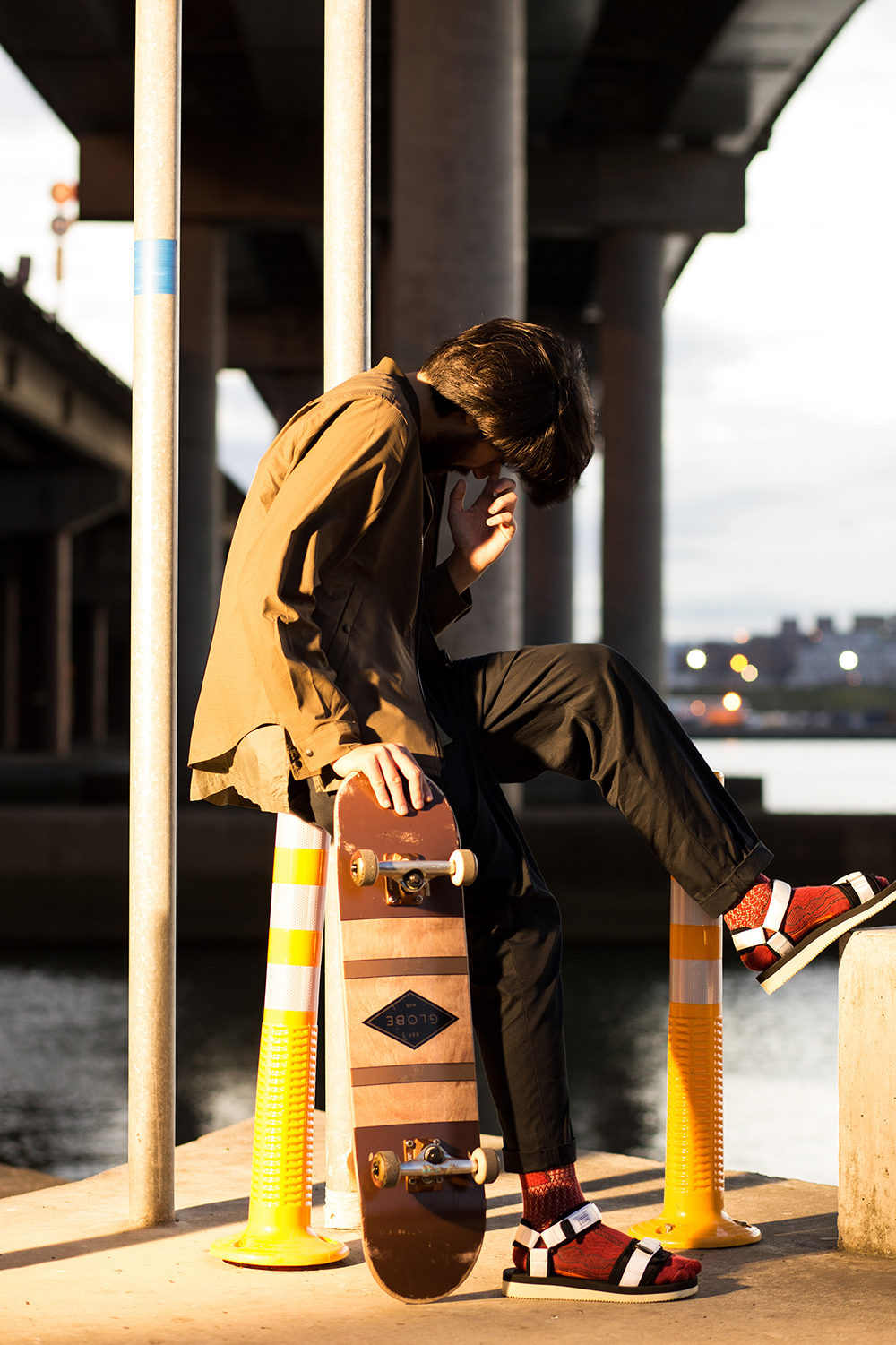 機能襪履設計品牌 nozzle quiz 經典"STREET AGILITY" 系列 lookbook，涼鞋搭配長襪的休閒造型，與街頭滑板的衝撞。