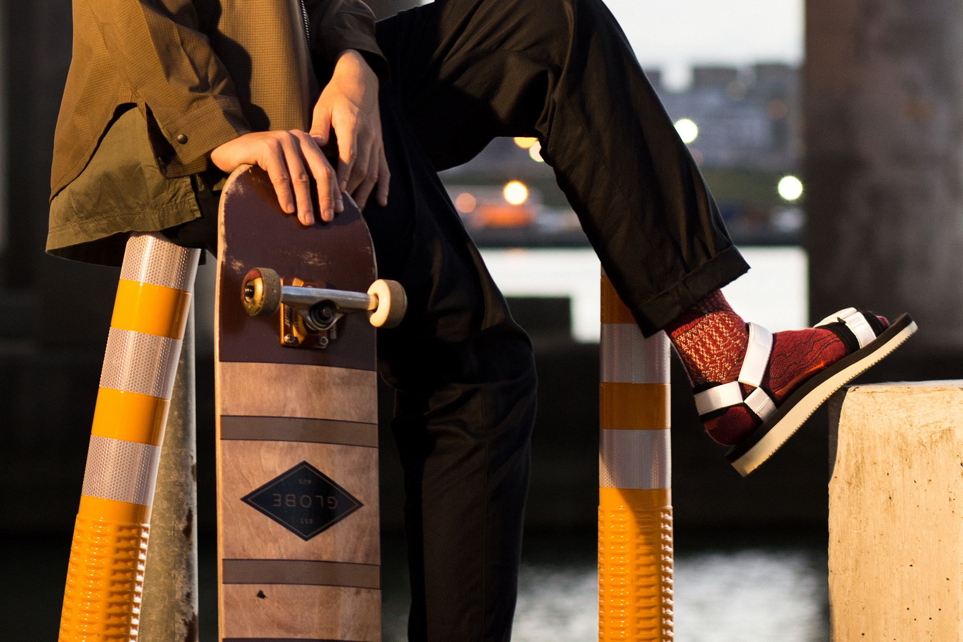 機能襪履設計品牌 nozzle quiz 經典"STREET AGILITY" 系列 lookbook，涼鞋搭配長襪的休閒造型，與街頭滑板的衝撞。