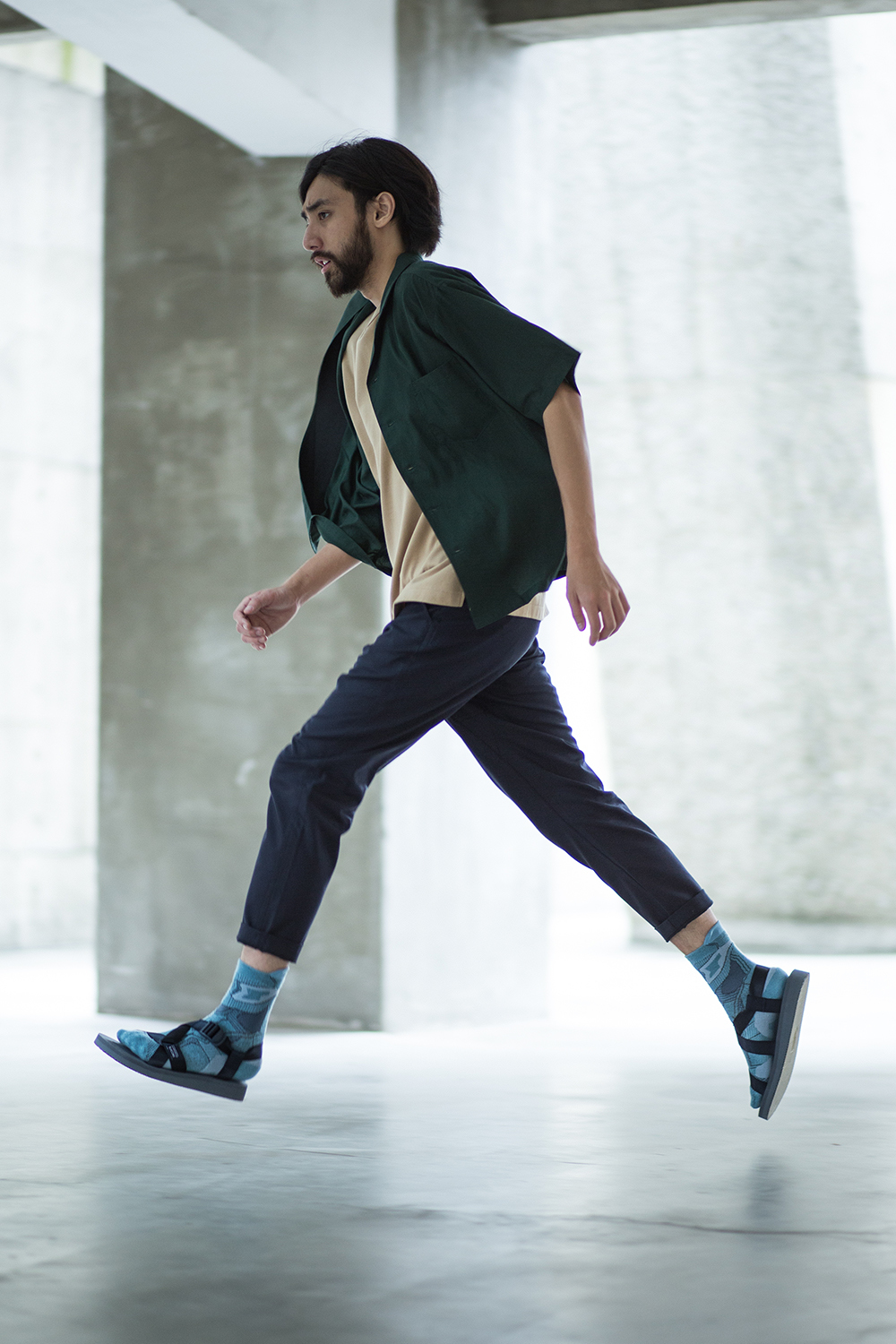 機能襪履設計品牌 nozzle quiz 經典"STREET AGILITY" 系列 lookbook，涼鞋搭配長襪的休閒造型，成為都市中迅捷的行者。