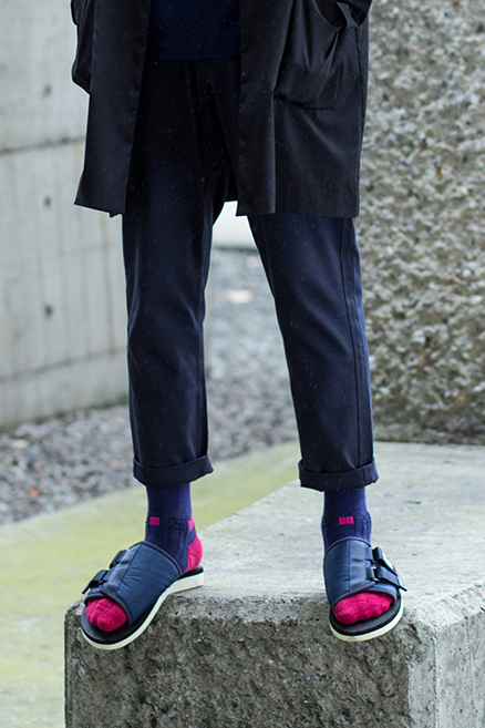 機能襪履設計品牌 nozzle quiz 經典"STREET AGILITY" 系列 lookbook，鋪棉款涼鞋與桃色長襪的穿搭，大膽而自信的選擇。