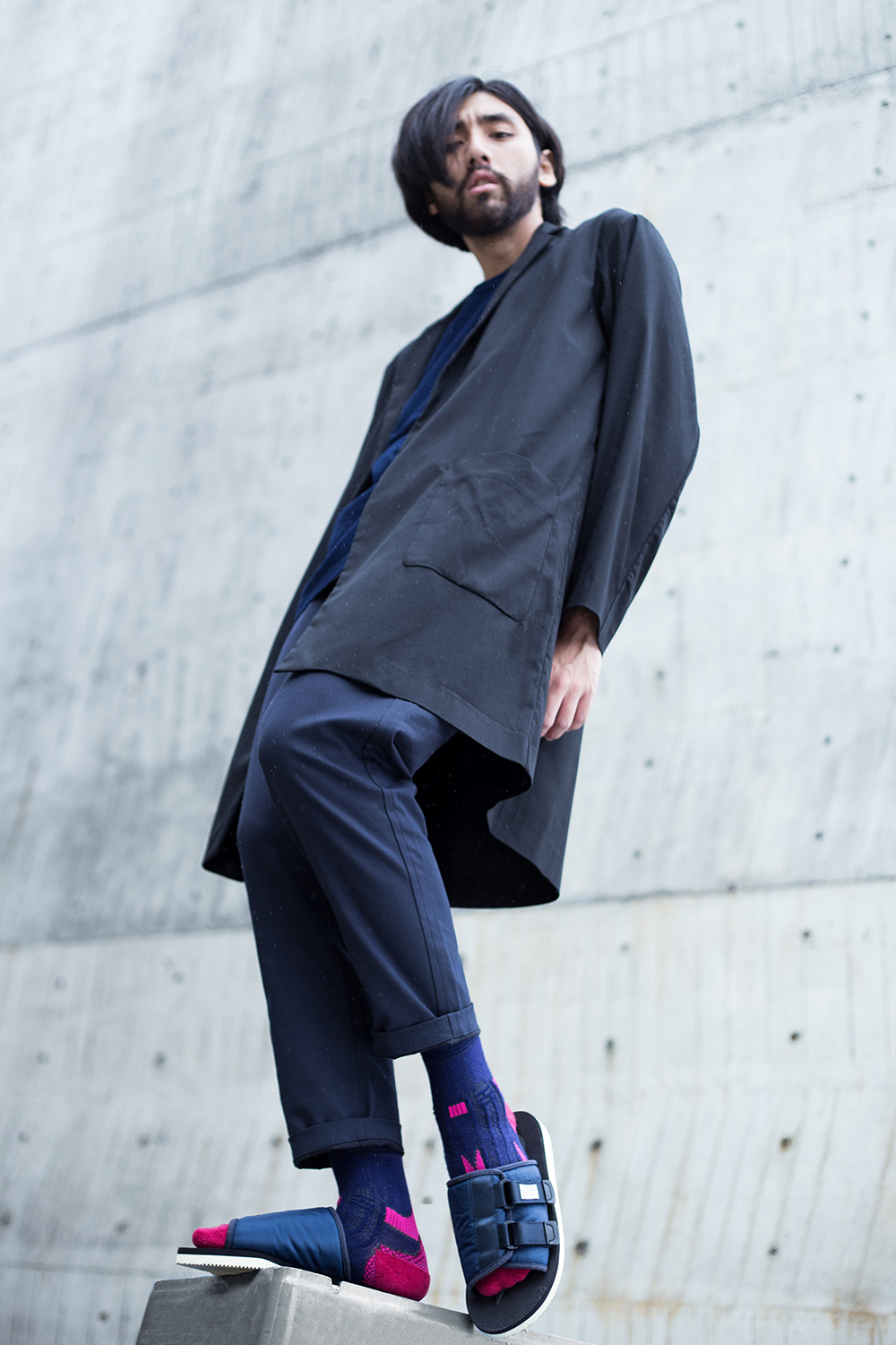 機能襪履設計品牌 nozzle quiz 經典"STREET AGILITY" 系列 lookbook，鋪棉款涼鞋與桃色長襪的穿搭，大膽而自信的選擇。