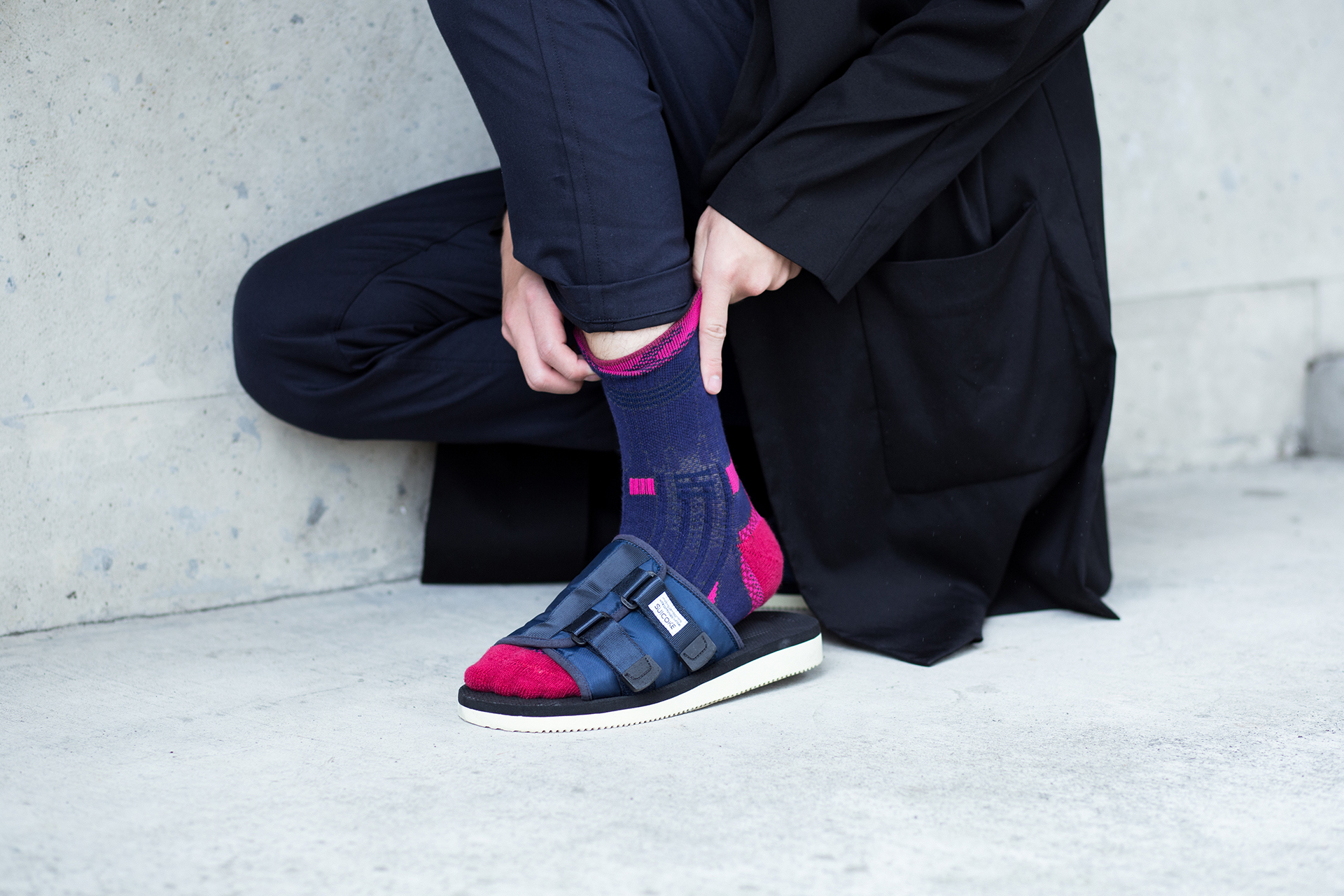 機能襪履設計品牌 nozzle quiz 經典"STREET AGILITY" 系列 lookbook，鋪棉款涼鞋與桃色長襪的穿搭，大膽而自信的選擇。