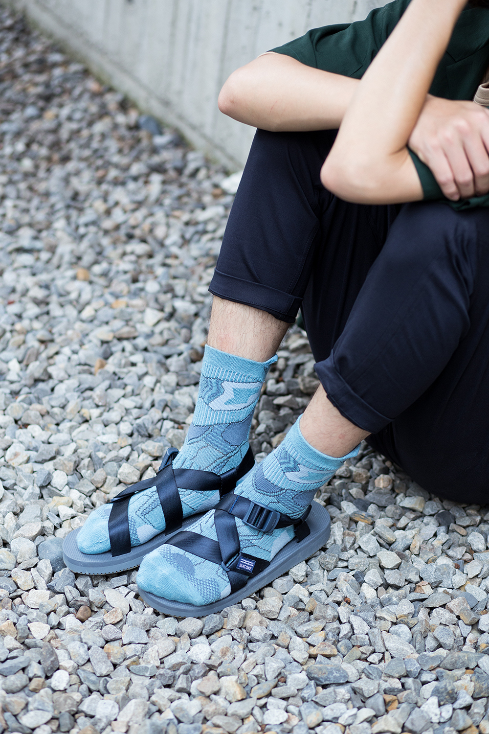 機能襪履設計品牌 nozzle quiz 經典"STREET AGILITY" 系列 lookbook，深藍色涼鞋與水藍色長襪的穿搭，呈現一抹休閒優雅的色彩。