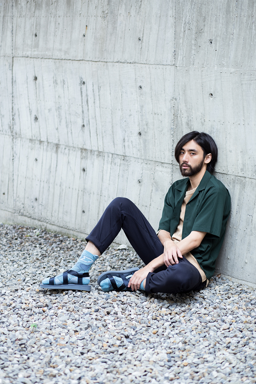 機能襪履設計品牌 nozzle quiz 經典"STREET AGILITY" 系列 lookbook，深藍色涼鞋與水藍色長襪的穿搭，呈現一抹休閒優雅的色彩。