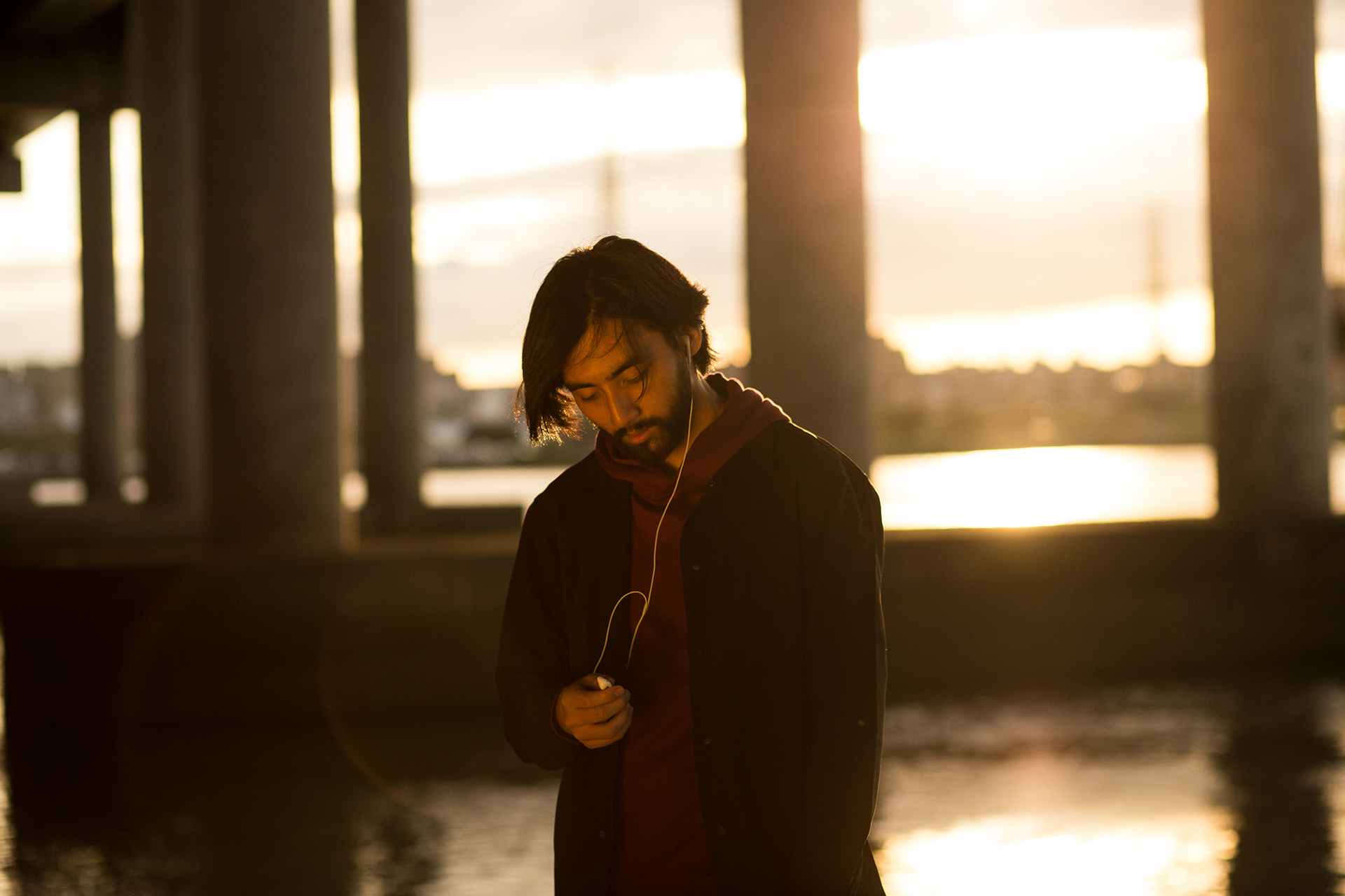 機能襪履設計品牌 nozzle quiz 經典"STREET AGILITY" 系列 lookbook，魔幻時光的黃昏下，閃耀著粼粼波光的河岸，即使在都市中，男子有著自己的步調與空間。