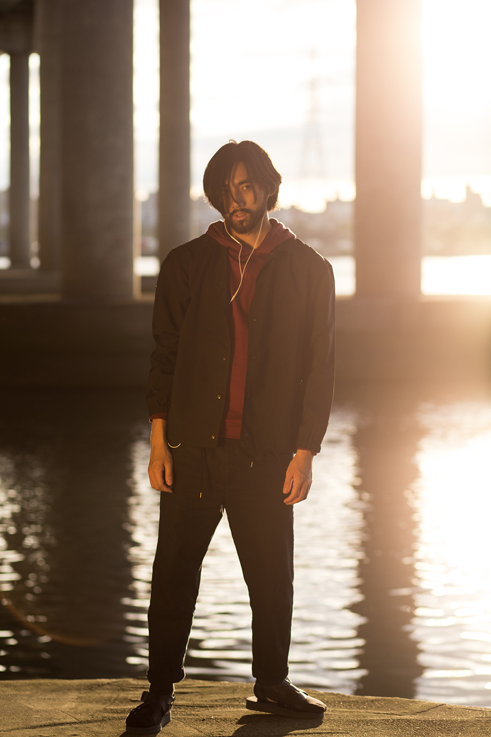 機能襪履設計品牌 nozzle quiz 經典"STREET AGILITY" 系列 lookbook，魔幻時光的黃昏下，閃耀著粼粼波光的河岸，即使在都市中，男子有著自己的步調與空間。