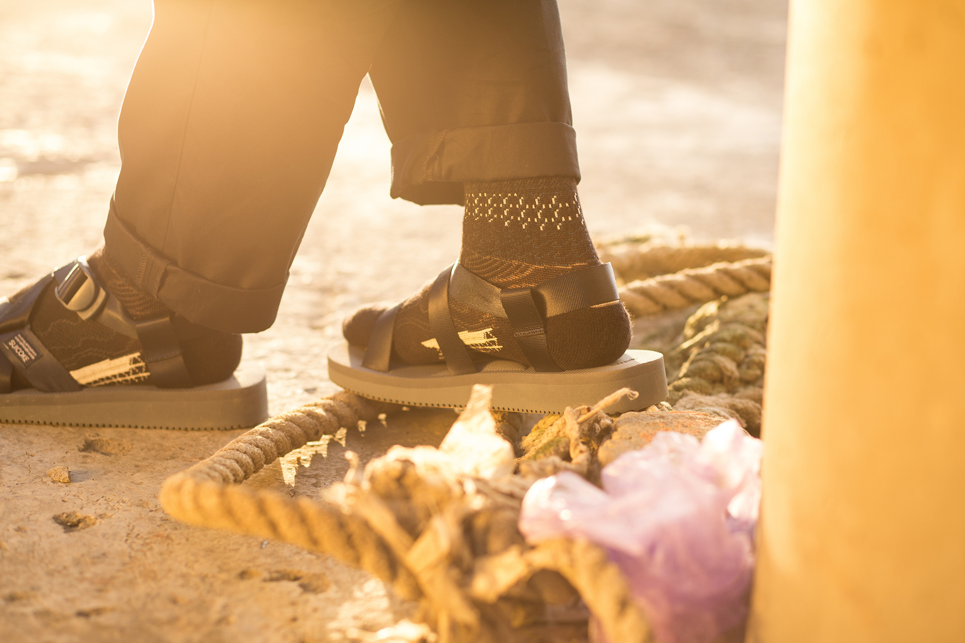 機能襪履設計品牌 nozzle quiz 經典"STREET AGILITY" 系列 lookbook，搭配suicoke的涼鞋與深色編織長襪，魔幻時光的黃昏下，閃耀著粼粼波光的河岸，即使在都市中，男子有著自己的步調與空間。