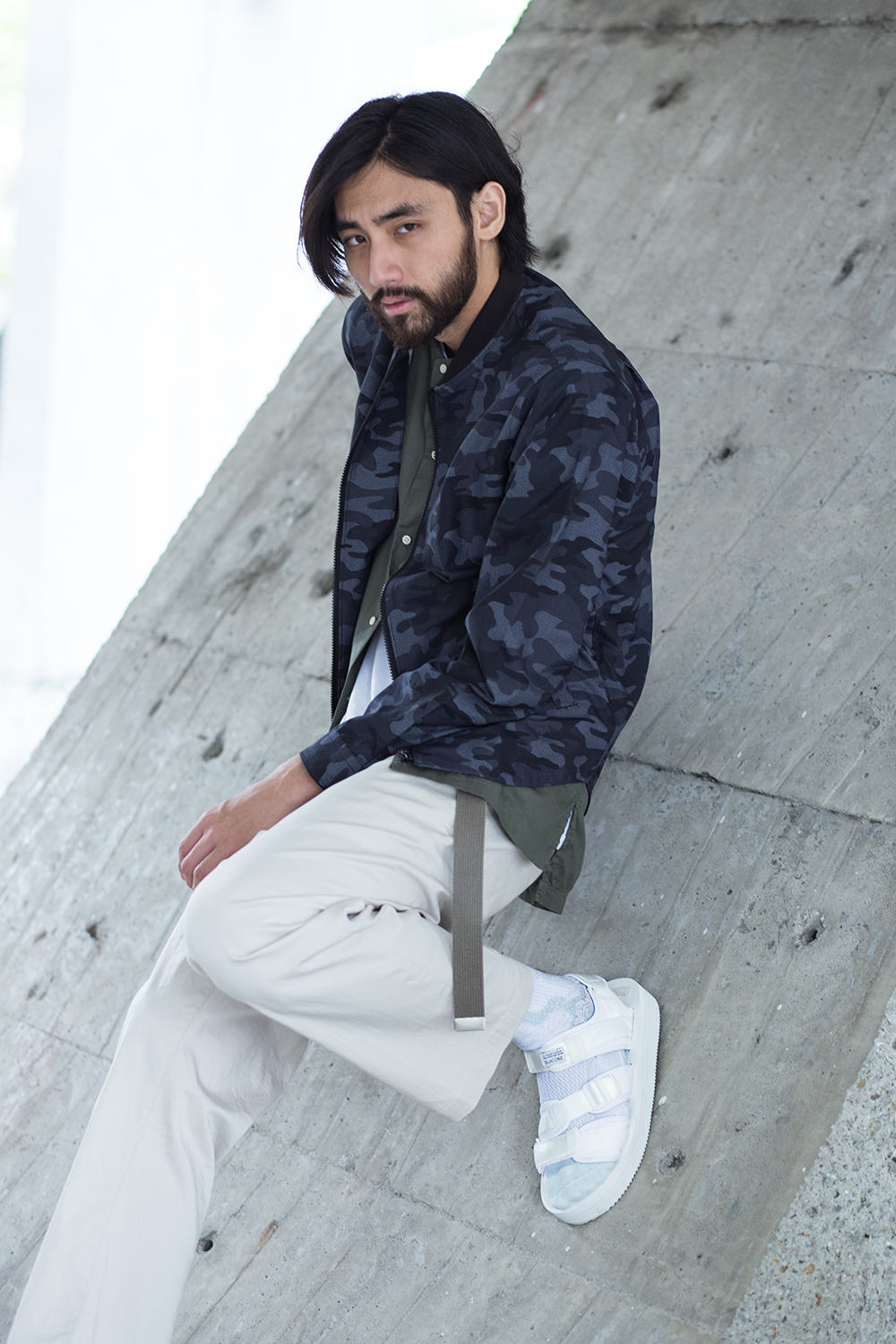 機能襪履設計品牌 nozzle quiz 經典"STREET AGILITY" 系列 lookbook，清爽中帶著日系休閒個性的迷彩紋外套，搭配suicoke的白色涼鞋與純白網眼編織長襪。細節佐以加長尼龍腰帶作為一點調皮地展現。