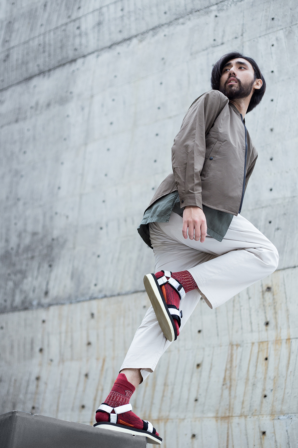 機能襪履設計品牌 nozzle quiz 經典"STREET AGILITY" 系列 lookbook，suicoke的白色涼鞋有著絕佳的百搭特性，紅色編織長襪顯示出你不安分的穿著玩心。