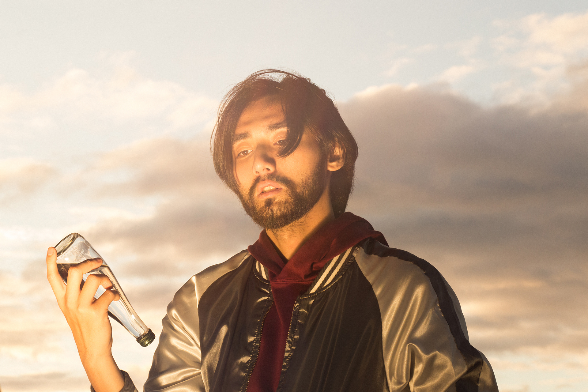 機能襪履設計品牌 nozzle quiz 經典"STREET AGILITY" 系列 lookbook，連帽長T與緞面棒球外套的穿搭。