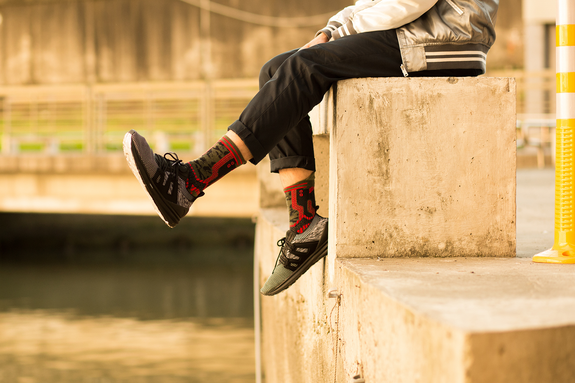 機能襪履設計品牌 nozzle quiz 經典"STREET AGILITY" 系列 lookbook，連帽長T與緞面棒球外套的穿搭。綠色 x 橘色的 萬年不敗經典配色。