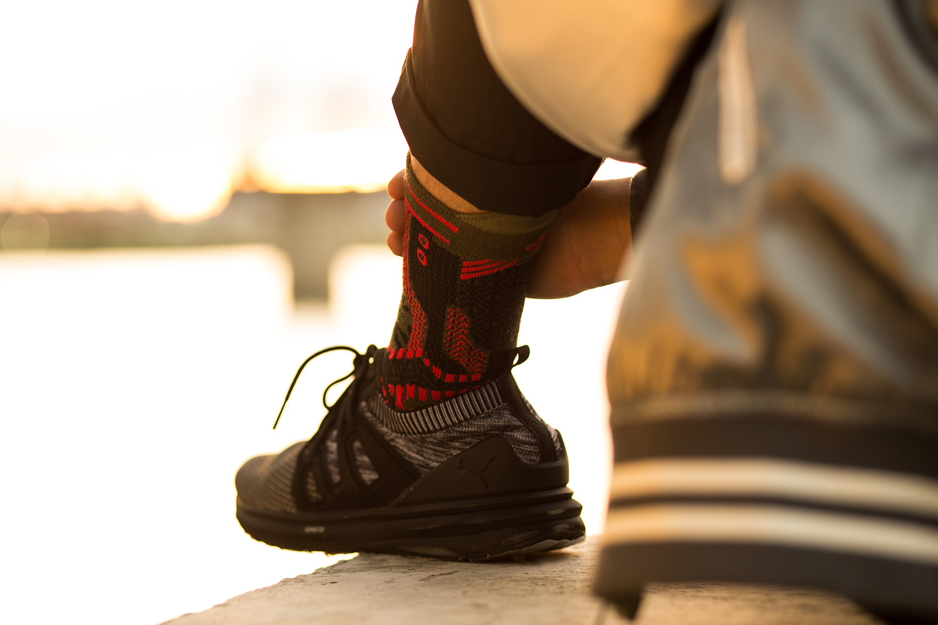 機能襪履設計品牌 nozzle quiz 經典"STREET AGILITY" 系列 lookbook，連帽長T與緞面棒球外套的穿搭。綠色 x 橘色的 萬年不敗經典配色。