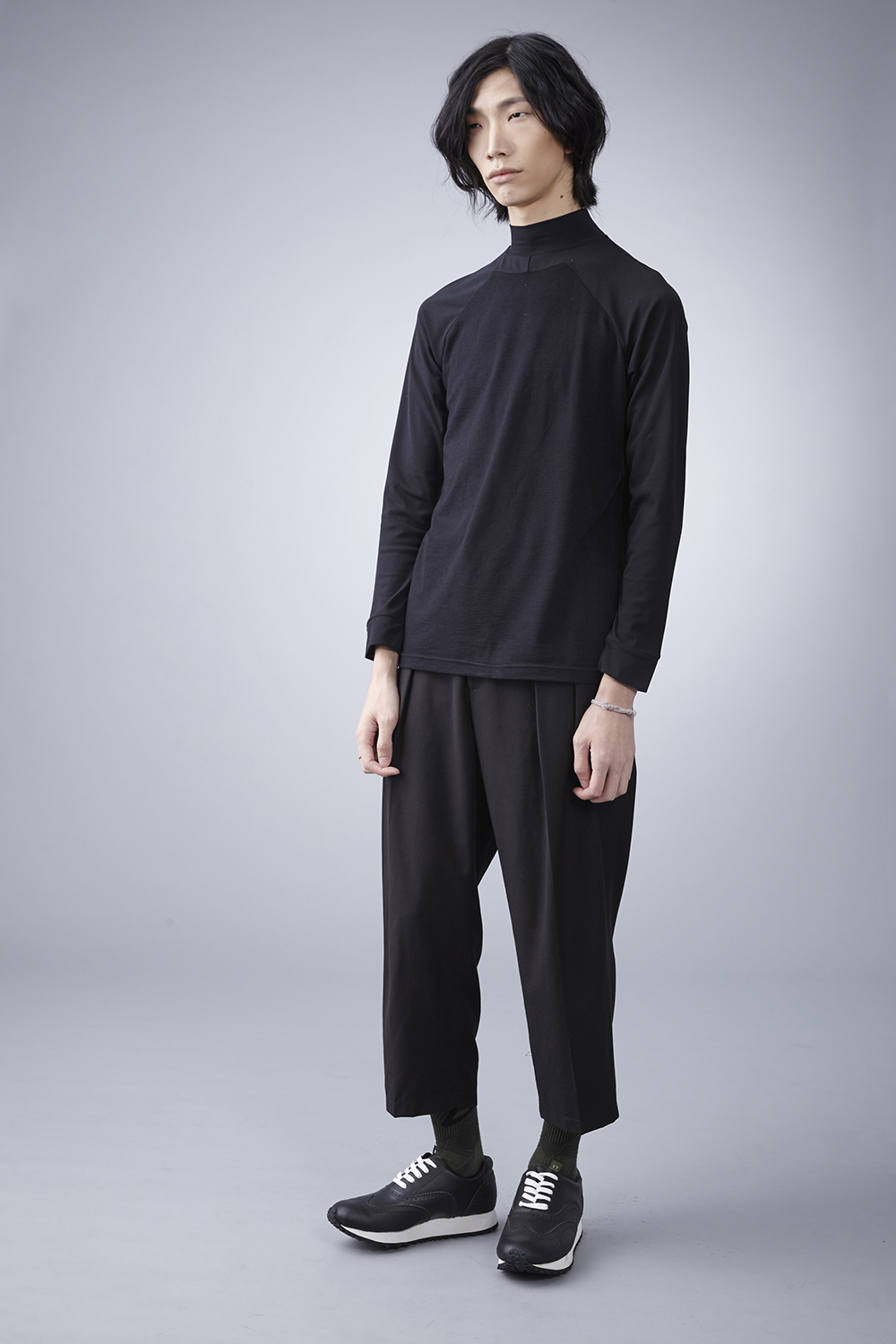 nozzle quiz 是以機能性、街頭感為精神的台灣潮流襪子品牌。以機能襪履做為出發，首發lookbook以黑色搭配為主。