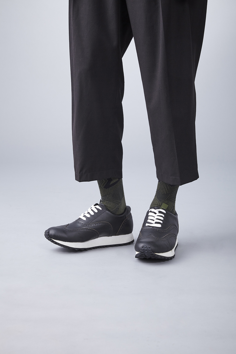 nozzle quiz 是以機能性、街頭感為精神的台灣潮流襪子品牌。以機能襪履做為出發，首發lookbook以黑色搭配為主。