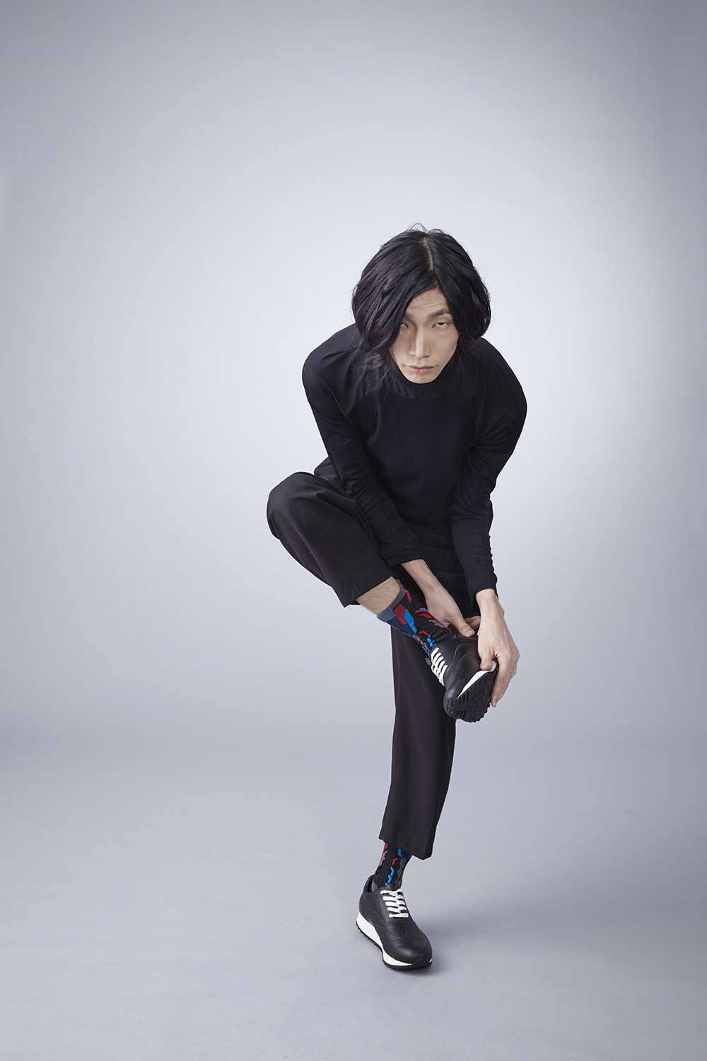 nozzle quiz 是以機能性、街頭感為精神的台灣潮流襪子品牌。以機能襪履做為出發，首發lookbook以黑色搭配為主。