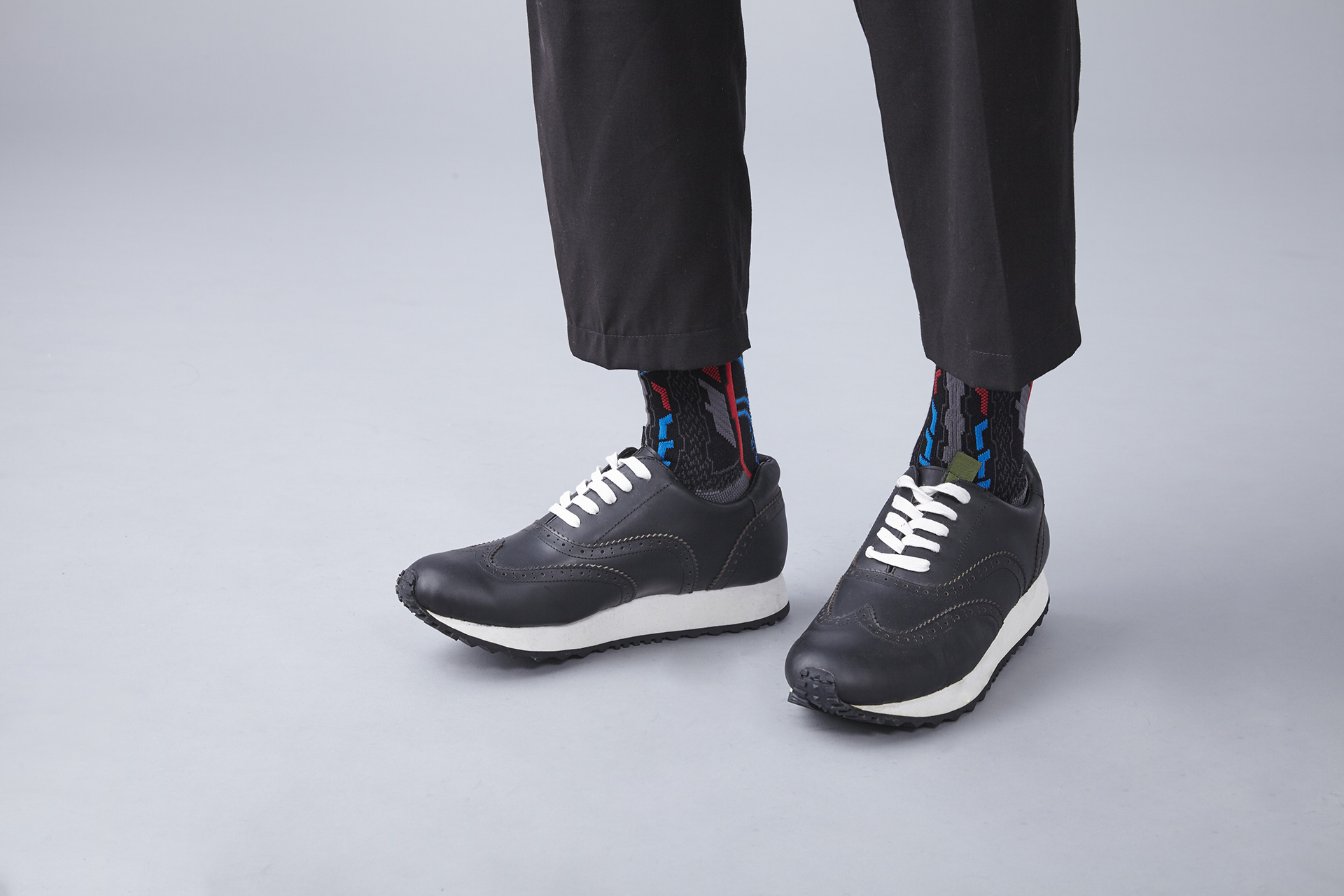 nozzle quiz 是以機能性、街頭感為精神的台灣潮流襪子品牌。以機能襪履做為出發，首發lookbook以黑色搭配為主。