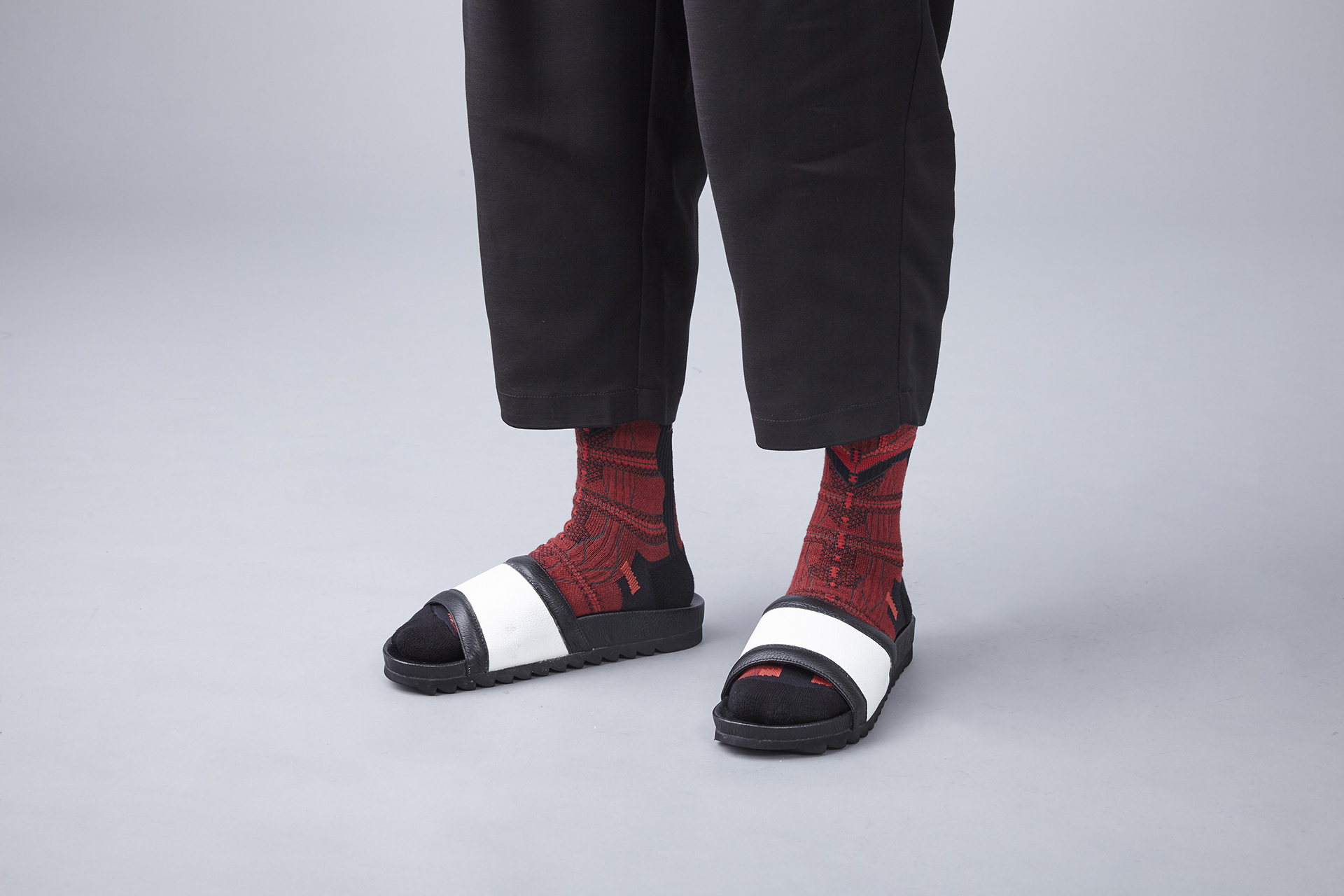 nozzle quiz 是以機能性、街頭感為精神的台灣潮流襪子品牌。以機能襪履做為出發，首發lookbook以黑色搭配為主。