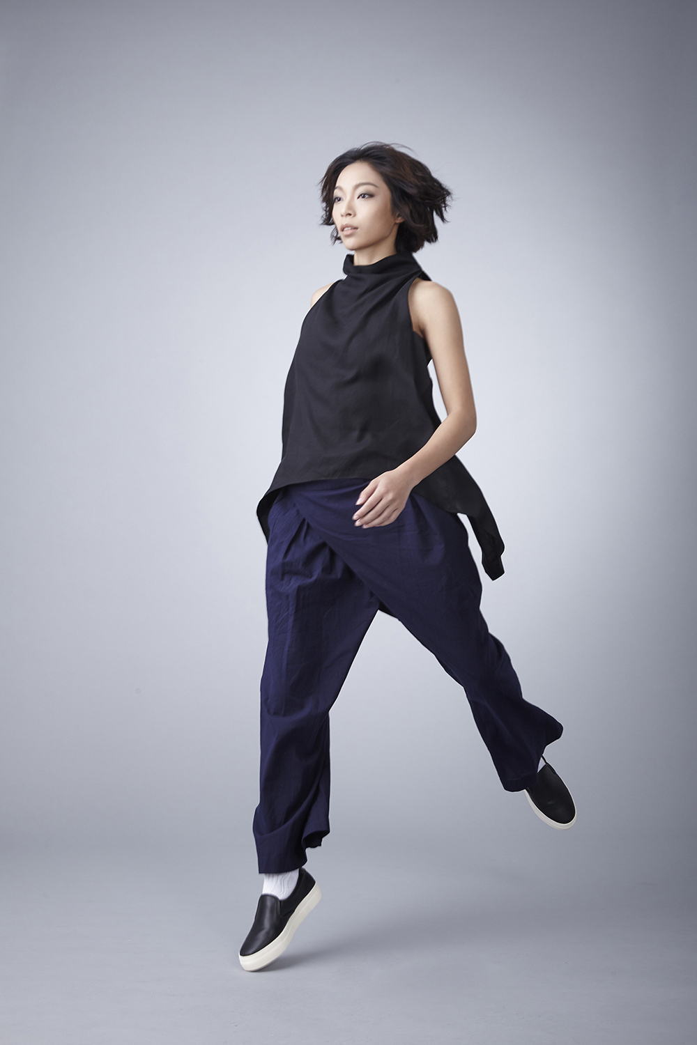 nozzle quiz 是以機能性、街頭感為精神的台灣潮流襪子品牌。以機能襪履做為出發，輕盈跳躍的女子展現出清爽的運動感。