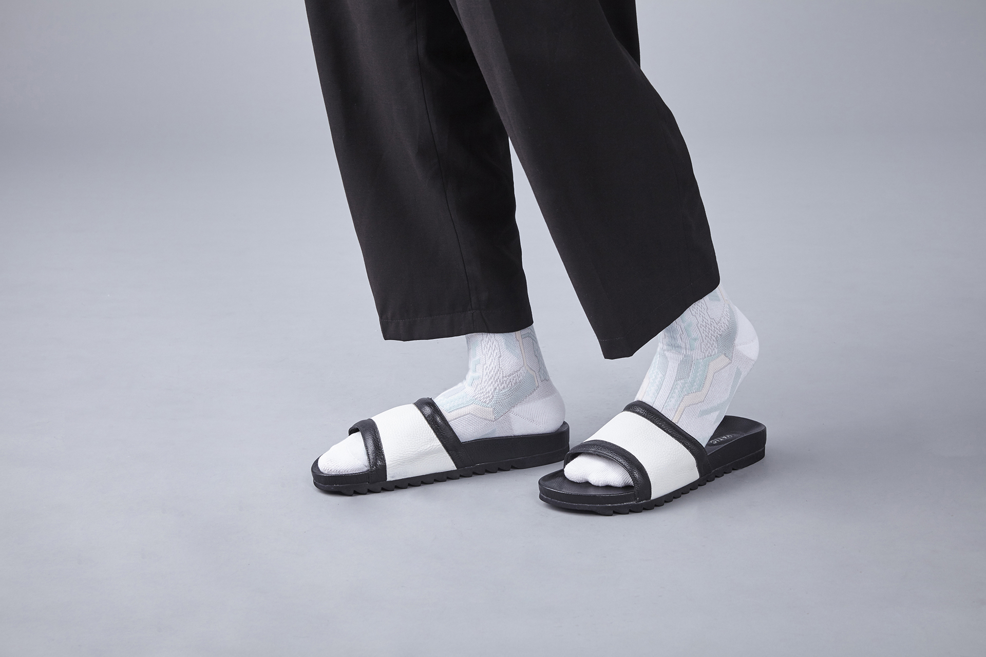 nozzle quiz 是以機能性、街頭感為精神的台灣潮流襪子品牌。以機能襪履做為出發，粉嫩色系與拖鞋營造出輕鬆生活的life style。