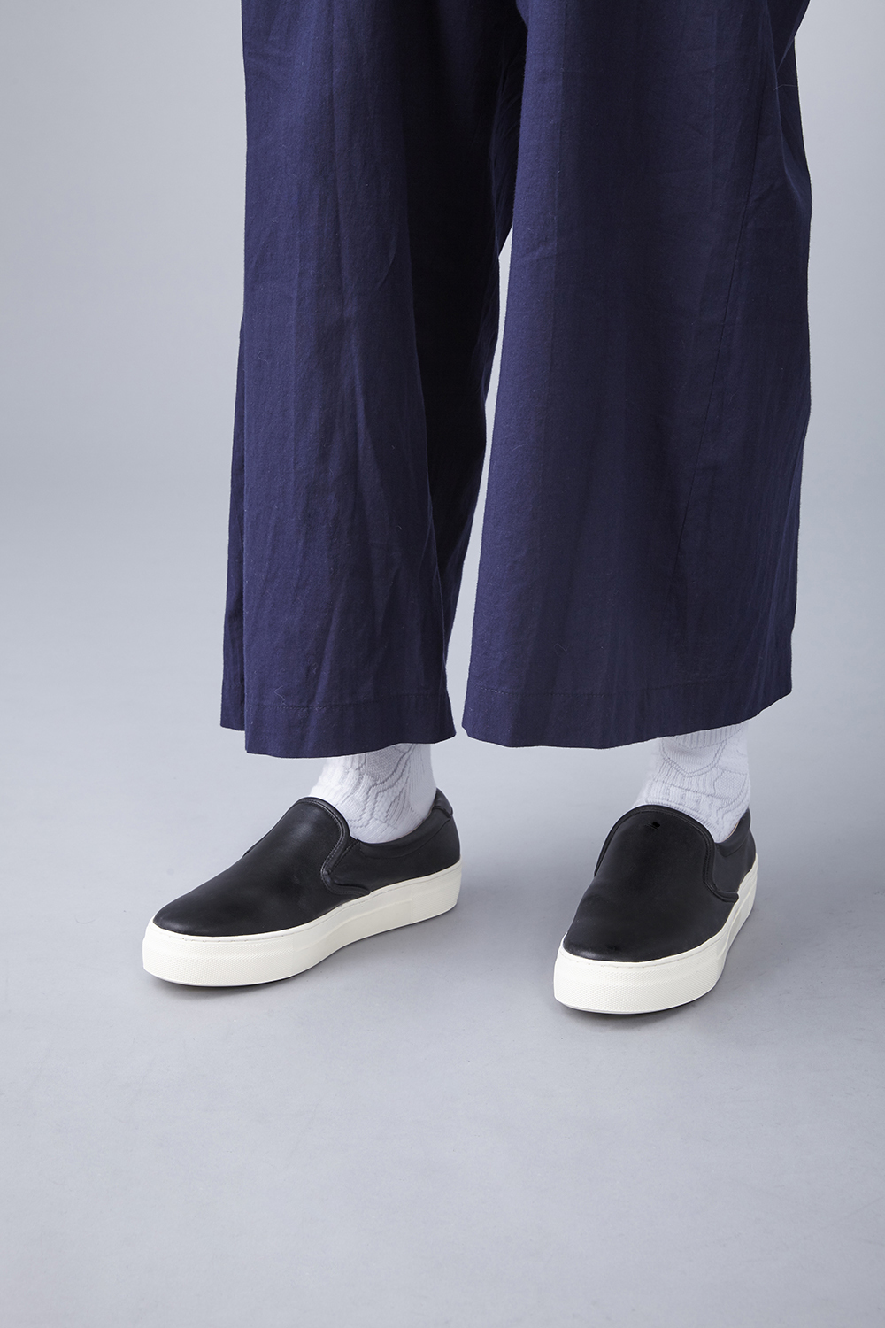 nozzle quiz 是以機能性、街頭感為精神的台灣潮流襪子品牌。以機能襪履做為出發，輕盈跳躍的女子展現出清爽的運動感。