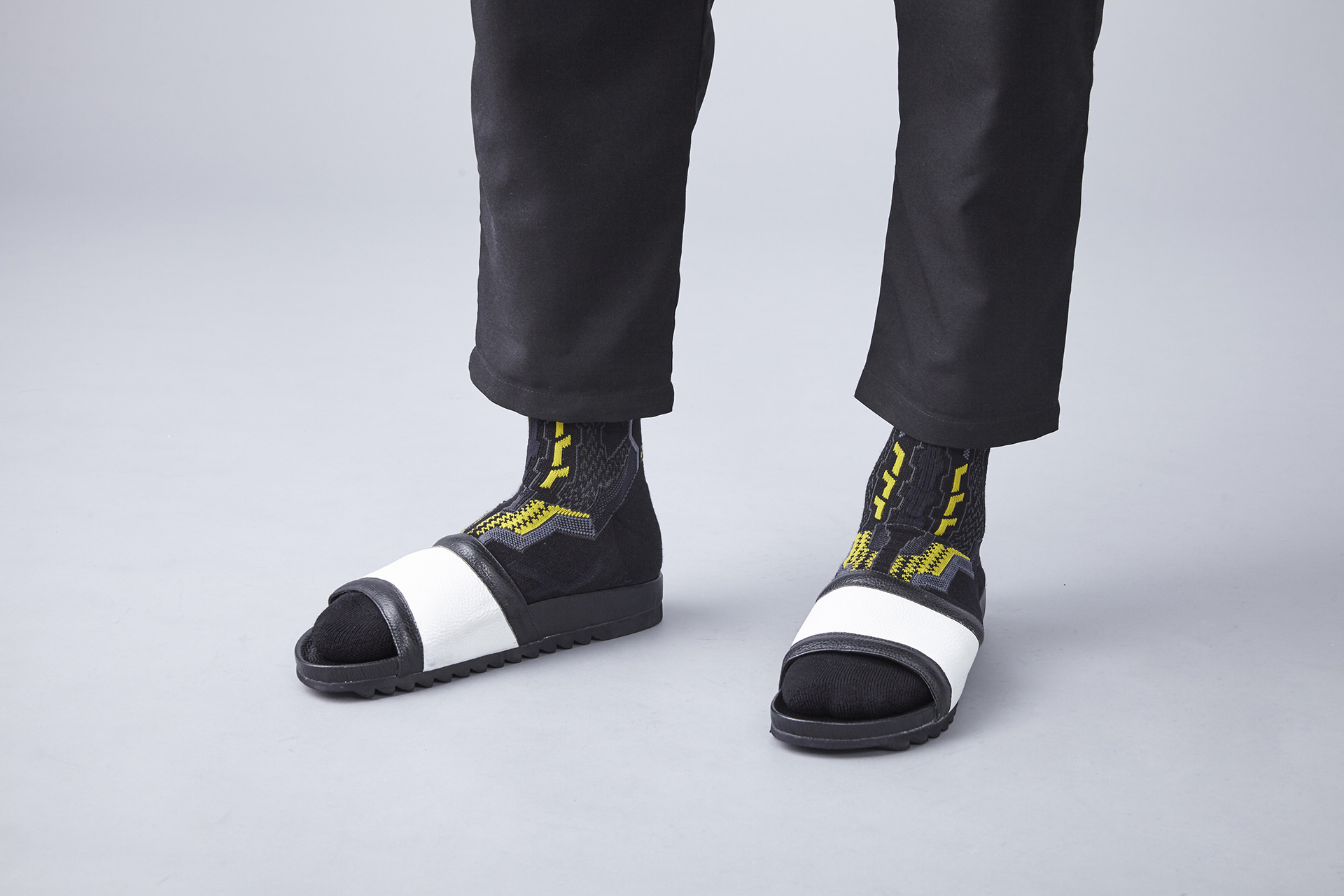 nozzle quiz 是以機能性、街頭感為精神的台灣潮流襪子品牌。以機能襪履做為出發，脫鞋配襪子的搭配也讓人玩味。