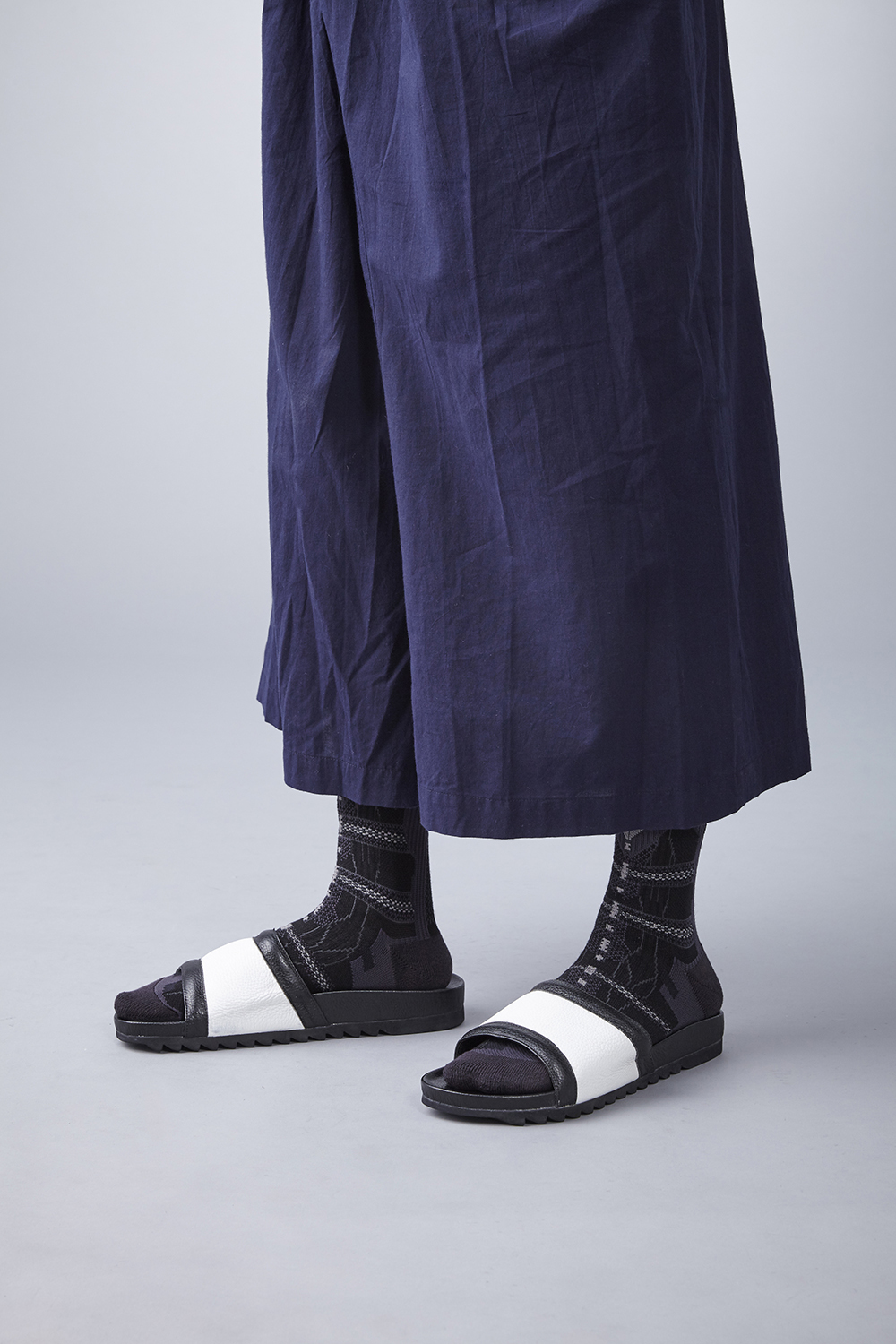 nozzle quiz 是以機能性、街頭感為精神的台灣潮流襪子品牌。以機能襪履做為出發，拖鞋與襪子的雙重穿搭。