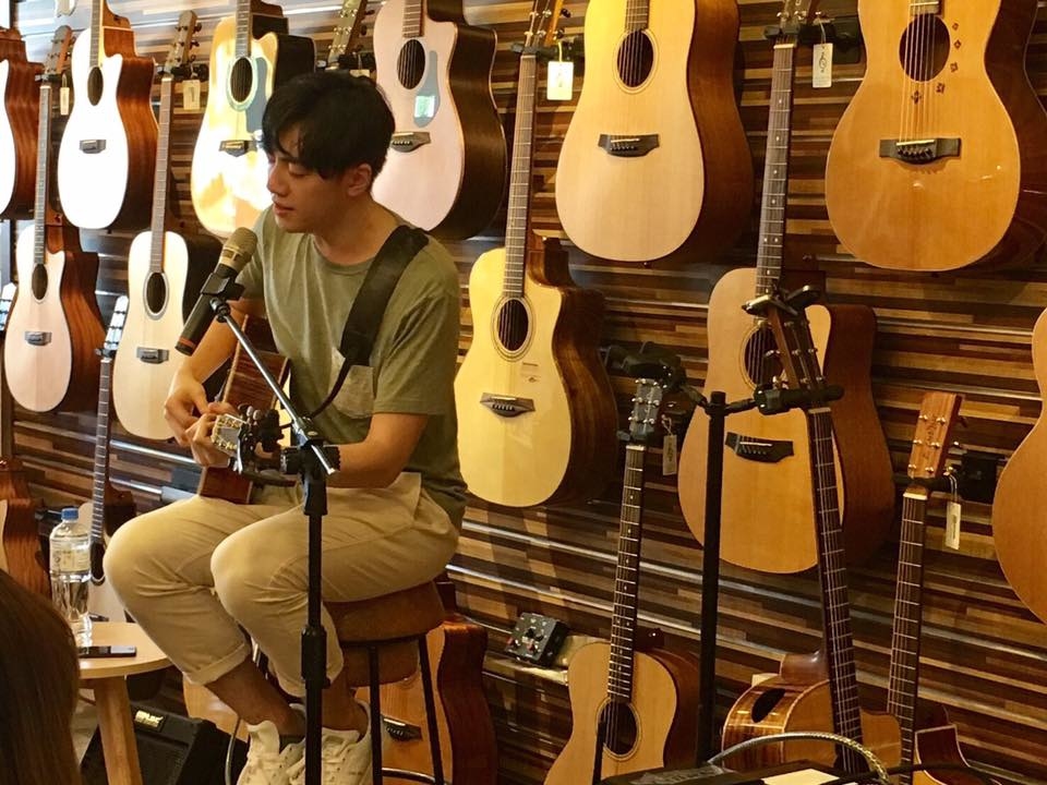 台灣知名創作歌手李友庭來陸比音樂分享吉他音樂側拍