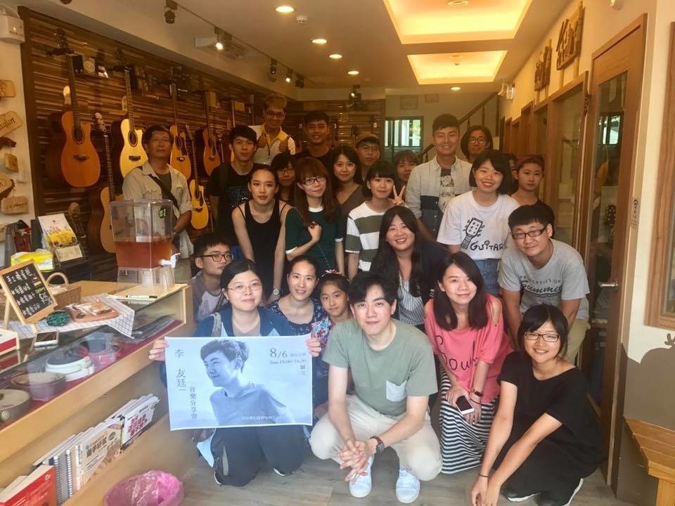 台灣知名創作歌手李友庭來陸比音樂與觀眾大合照