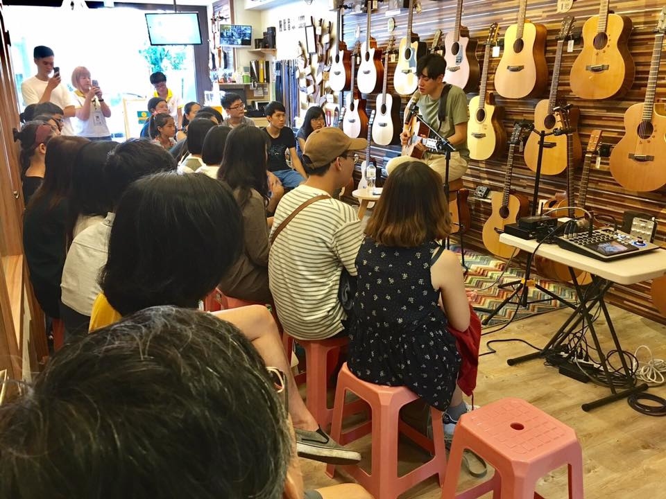 台灣知名創作歌手李友庭來陸比音樂分享吉他音樂側拍