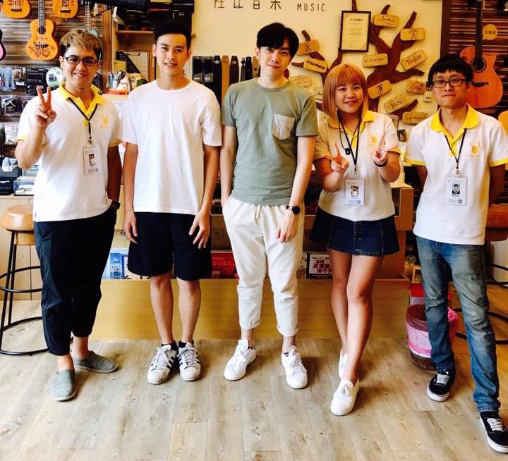 台灣知名創作歌手李友庭來陸比音樂與工作人員合照
